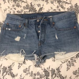 Levi’s denim shorts with frayed edges - Size 31